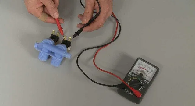 Мастер проверяер работу электромагнитного клапана Мастер проверяер работу электромагнитного клапана