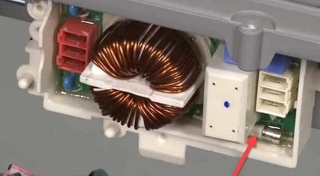 Предохранители в силовом блоке стиральной машины Aeg Предохранители в силовом блоке стиральной машины Aeg