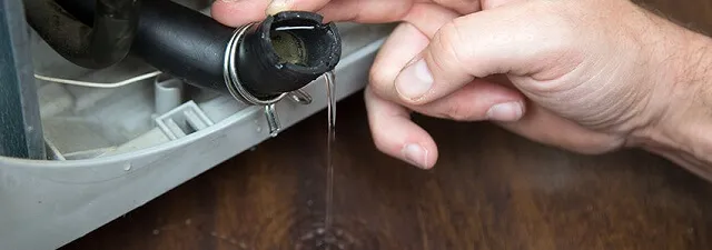Течёт вода из патрубка стиральной машины Течёт вода из патрубка стиральной машины