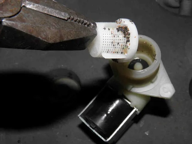 Засор в фильтре наливного шланга стиральной машины Засор в фильтре наливного шланга стиральной машины